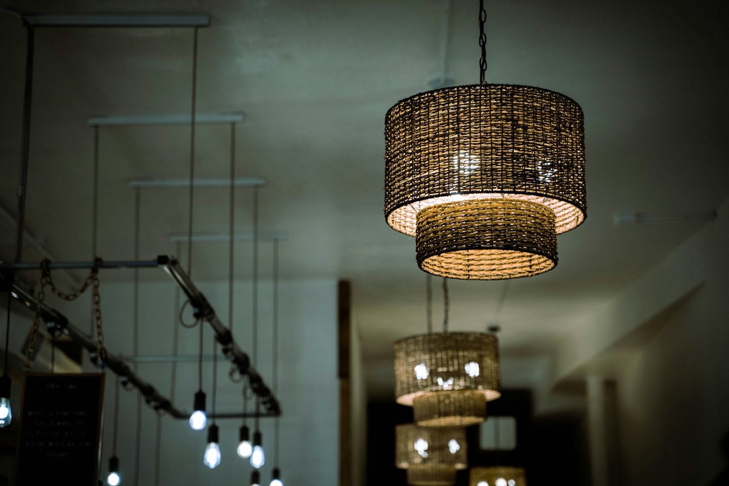 Lampadari in vimini pendono dal soffitto di un negozio.